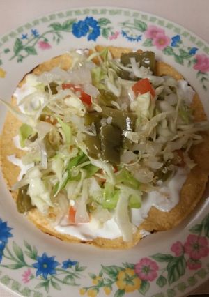Una foto de Tostadas con ensalada de repollo nopales y pico de gallo