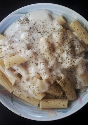 Una foto de Tallarines con salsa alfredo en polvo Gourmet