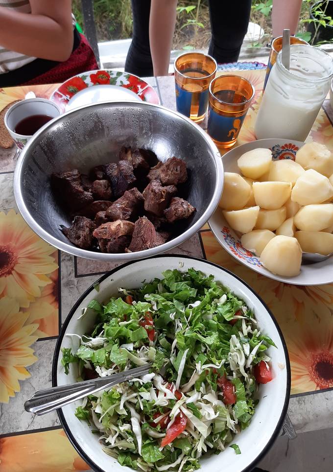 Шашлик з картоплею та салатом