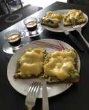 Πρωινό με αβοκάντο, scrambled eggs, μανιτάρια και τυρί