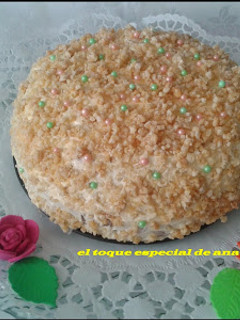 Una foto de Tarta rellena con crema de limón