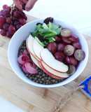 Ensalada de lentejas, manzana y uvas
