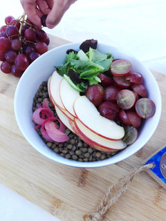 Una foto de Ensalada de lentejas, manzana y uvas