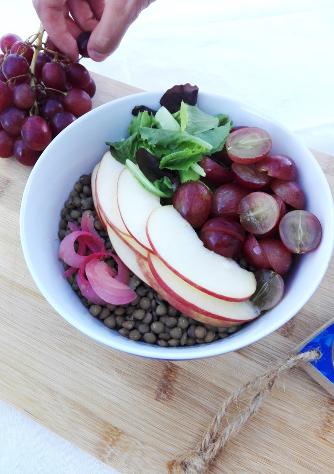 Una foto de Ensalada de lentejas, manzana y uvas
