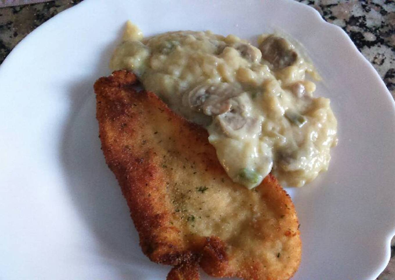 Pechugas empanadas con bechamel de champiñones