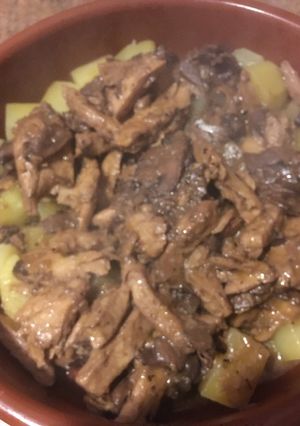 Una foto de Carne vegetal y champiñones al vino tinto con patatas thermomix para 2