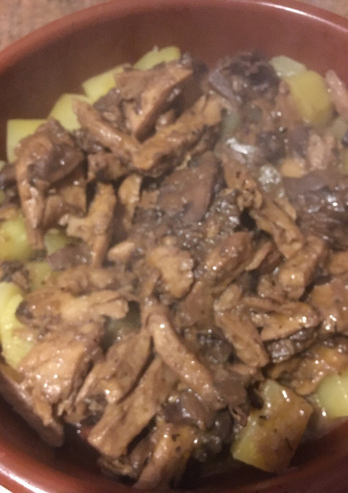 Una foto de Carne vegetal y champiñones al vino tinto con patatas thermomix para 2
