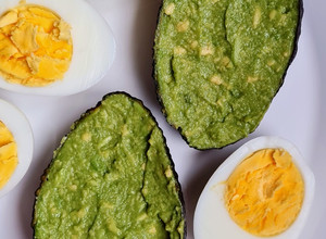Una foto de Palta al limón 🥑 🧂 🍋 Puré de aguacate con sal y limón 🍋 mi forma preferida de consumir palta