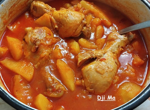 Csirkepörkölt benne főtt burgonyával (csirkés paprikáskrumpli) recept fotója