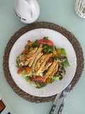 Ensalada verde con pollo y vegetales cocidos en microondas