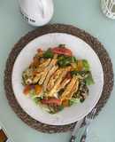 Ensalada verde con pollo y vegetales cocidos en microondas