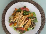 Una foto de ensalada de berenjenas