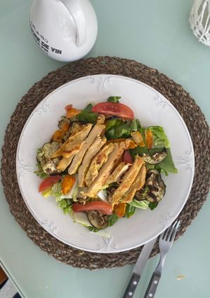 Una foto de Ensalada verde con pollo y vegetales cocidos en microondas