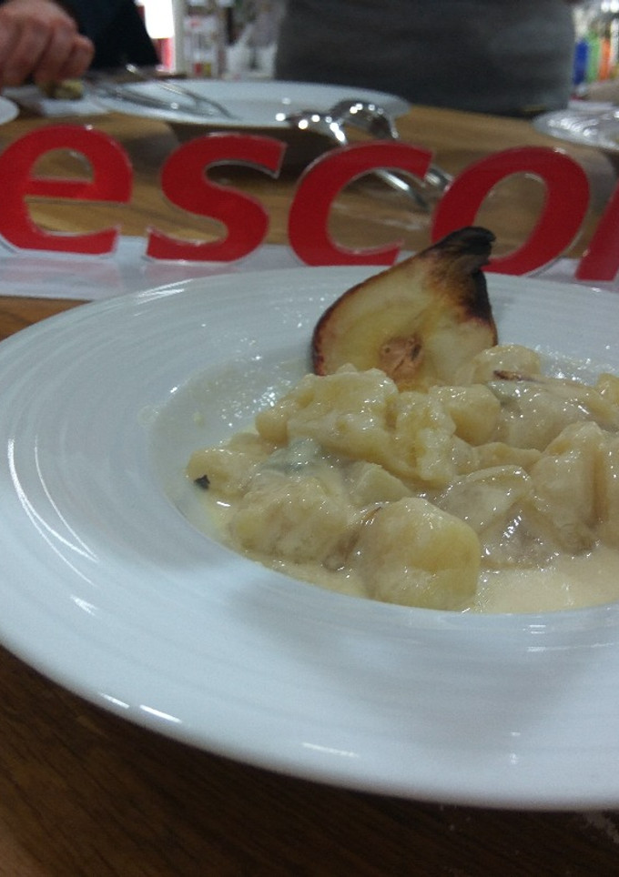 Una foto de Ñoquis de patata al gorgonzola y peras