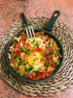 Una foto de Cazuelita de verduras con huevo escalfado 🍅