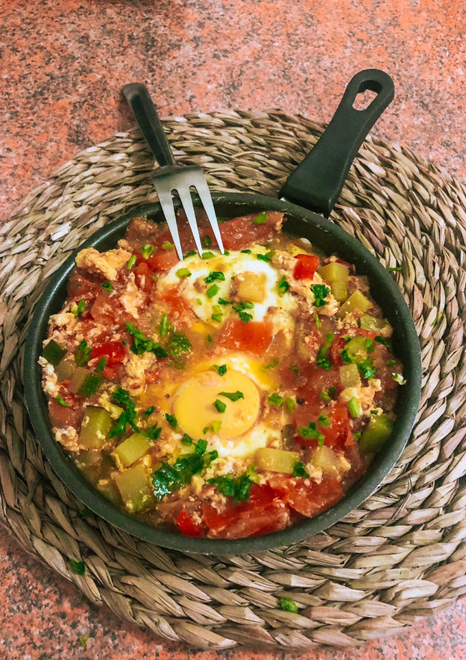 Una foto de Cazuelita de verduras con huevo escalfado 🍅