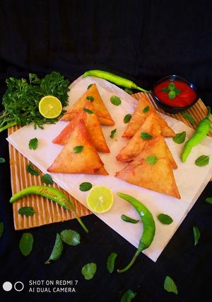 વટાણા અને બટાકા ના પટ્ટી સમોસા (Vatana Bataka Patti Samosa Recipe In Gujarati) રેસીપી મુખ્ય ફોટો