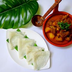 A picture of Neer dosa and Mutton curry.
