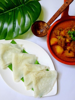 A picture of Neer dosa and Mutton curry.