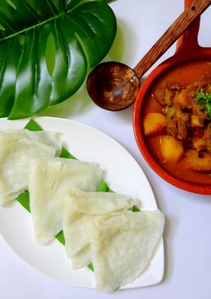 A picture of Neer dosa and Mutton curry.