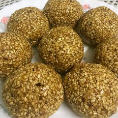 A picture of Til ke laddu.