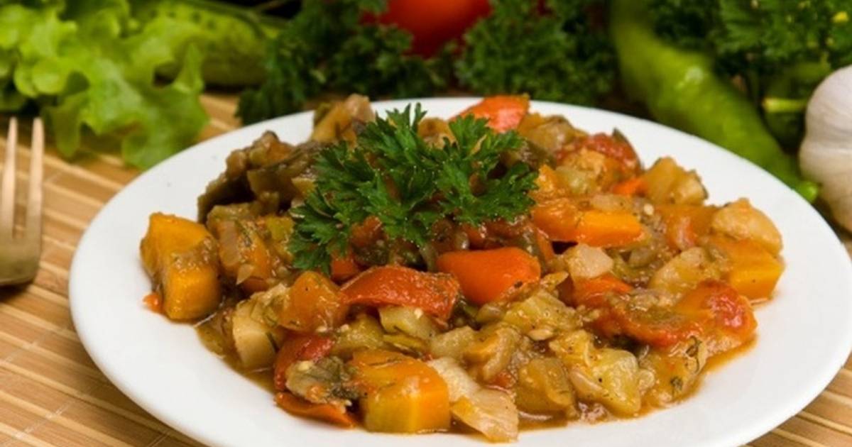 Овощное рагу с курицей и картошкой. Рагу с курицей и картошкой. Куриное рагу с картошкой. Рагу с курицей и картошкой и овощами. Овощное рагу с мясом курицы и картошкой.