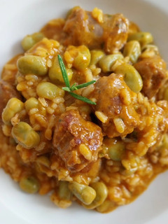 Una foto de Arroz meloso con habas y butifarra