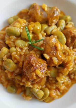 Una foto de Arroz meloso con habas y butifarra