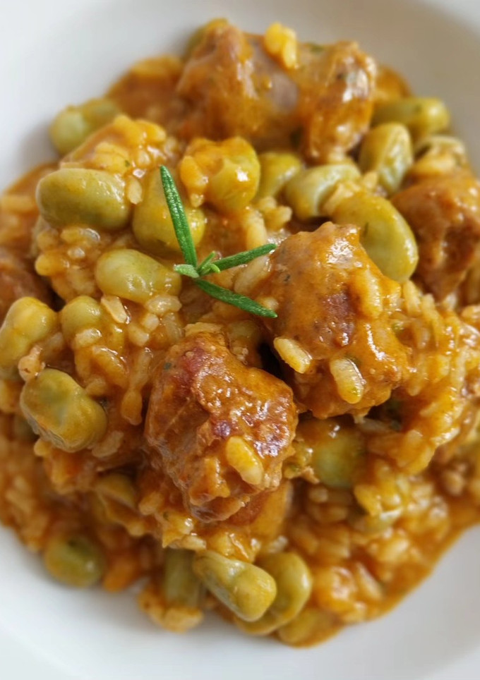 Una foto de Arroz meloso con habas y butifarra