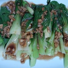 A picture of Steamed Bok choy with garlic sauce.
