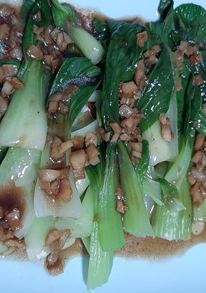 A picture of Steamed Bok choy with garlic sauce.