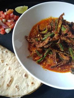 कुरकुरीत मसाला भेंडी (masala bhendi recipe in marathi) रेसिपी चे मुख्य फोटो