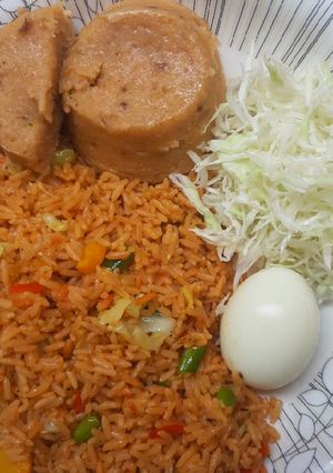 A picture of Fried rice with moimoi.