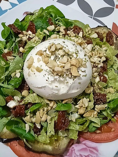 Una foto de Ensalada con burrata