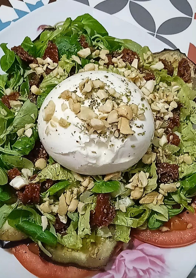 Una foto de Ensalada con burrata