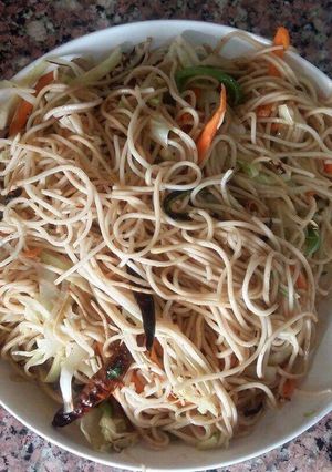 A picture of Vegetable hakka noodles.
