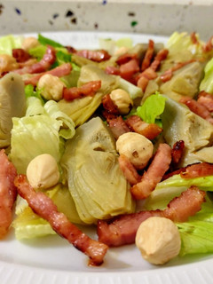 Una foto de Ensalada templada de alcachofas salteadas con bacon y avellanas