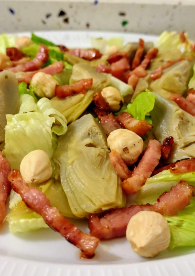 Una foto de Ensalada templada de alcachofas salteadas con bacon y avellanas
