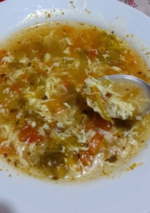 Una foto de Sopa de tomate y huevo
