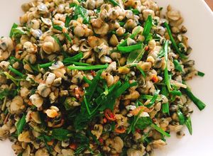 Hình của món Hến xào hẹ xúc bánh đa.