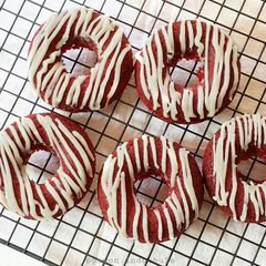 A picture of Baked Red Velvet Donuts.