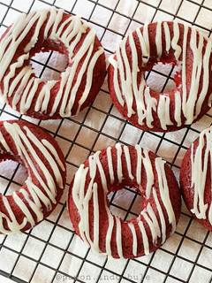 A picture of Baked Red Velvet Donuts.