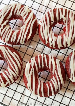 A picture of Baked Red Velvet Donuts.