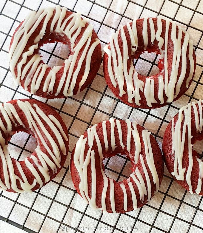 A picture of Baked Red Velvet Donuts.