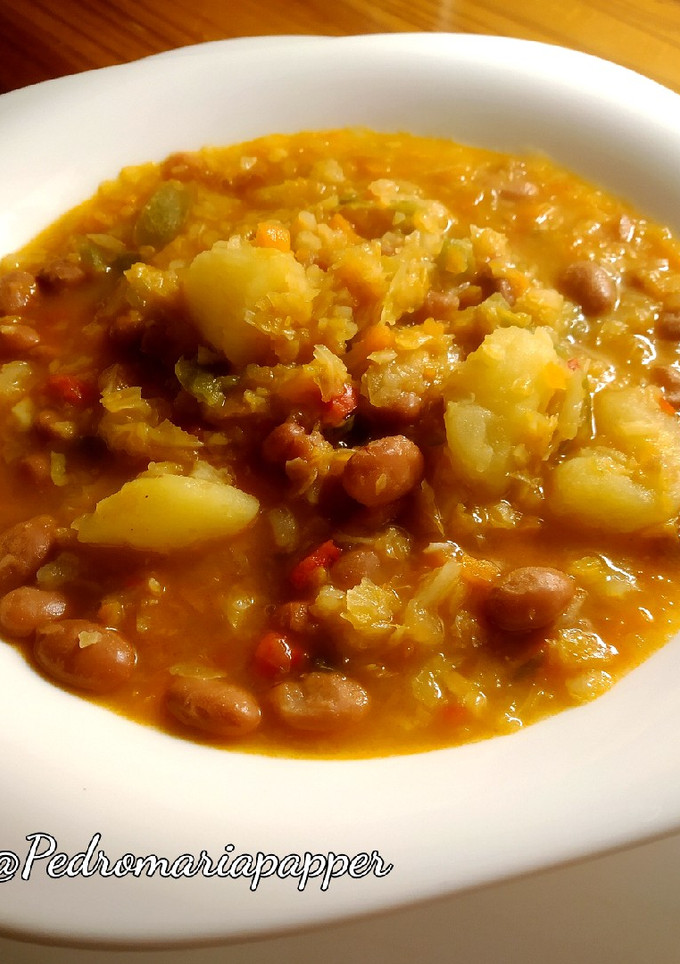 Una foto de Alubias rojas con berza.(Thermomix)