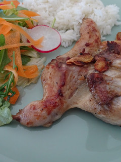 Foto de Codornizes fritas em azeite e alhinho com arroz e salada