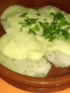 Una foto de Merluza con salsa de puerros