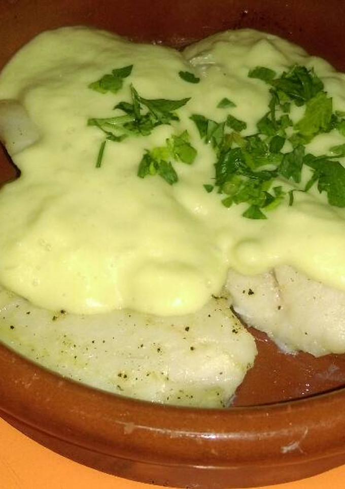 Una foto de Merluza con salsa de puerros