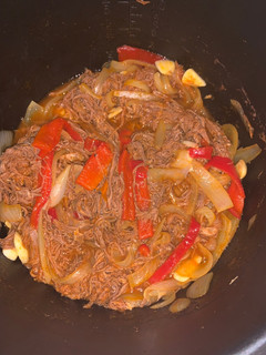 Una foto de Ropa vieja, estilo cubano
