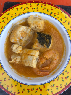Una foto de Caldo de rape con merluza y Gambones
